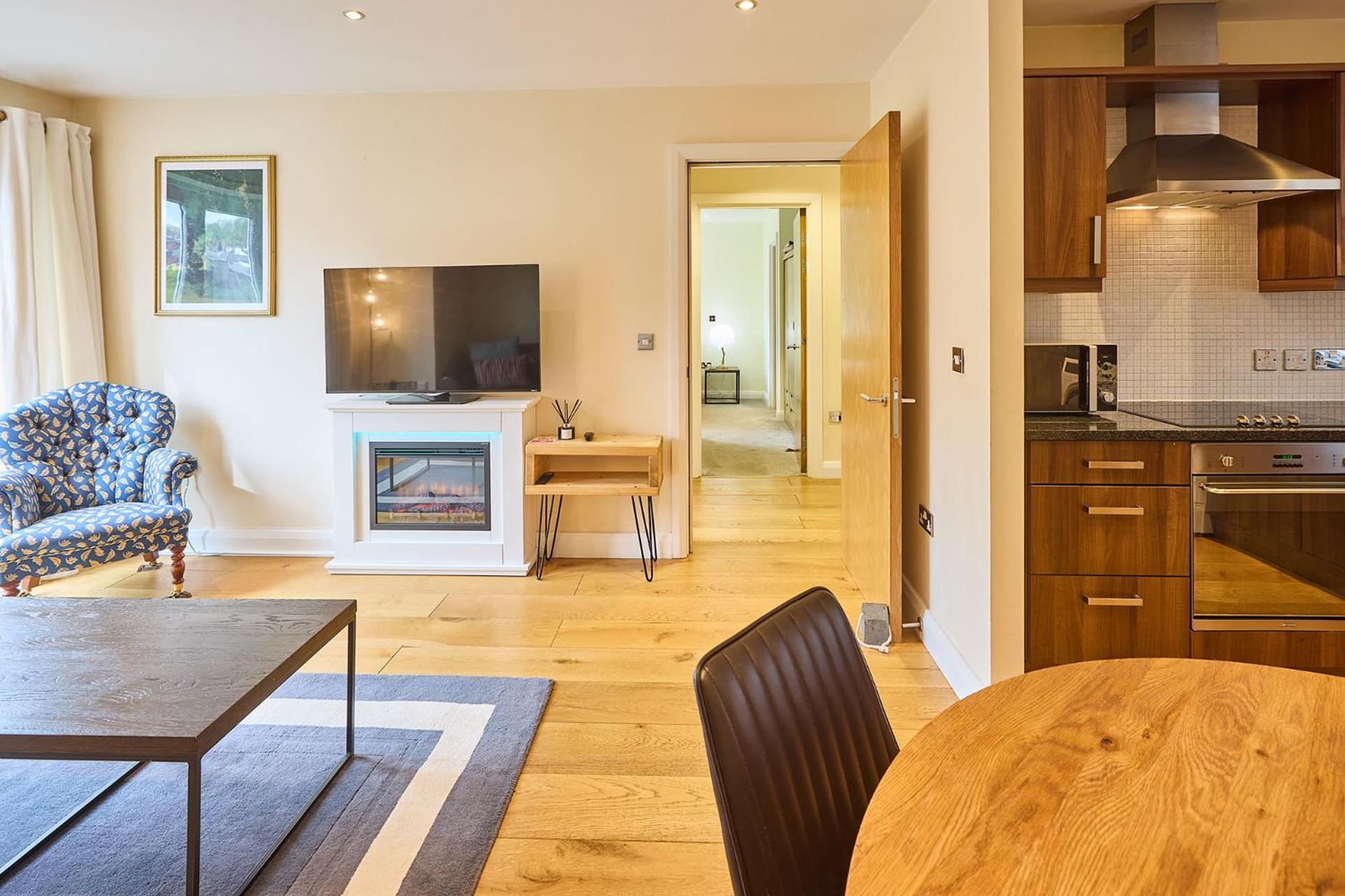 Host & - Waterside Apartment